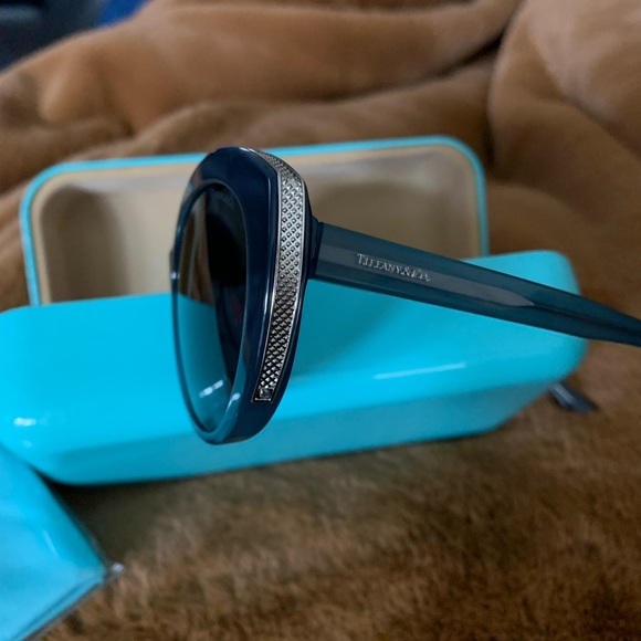 Sunglasses - Picture 5 of 10